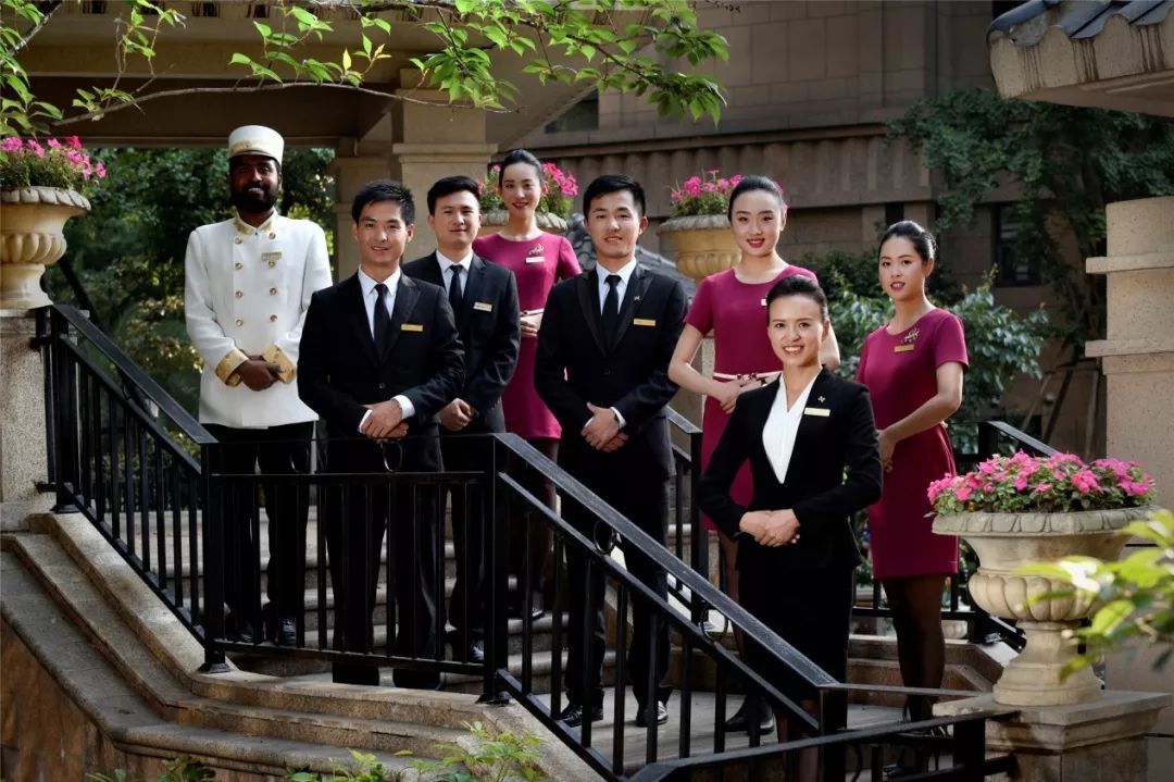 蓝光进化论 以“两只手”卡位现代服务业，抢滩万亿级物业管理蓝海